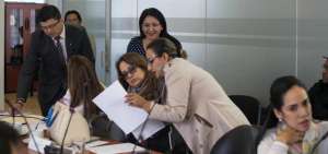 En la sesi&oacute;n de ayer los legisladores miembros de la Comisi&oacute;n de Justicia estuvieron apoyados por sus asesores.