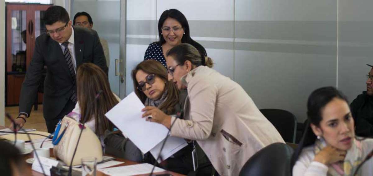 En la sesi&oacute;n de ayer los legisladores miembros de la Comisi&oacute;n de Justicia estuvieron apoyados por sus asesores.