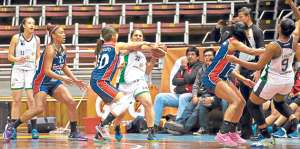 La alera de UTE, Vicky Morales (con la pelota), evita  la marca de Flor Chum, de Santa Mar&iacute;a. Foto: John Guevara / El Tel&eacute;grafo