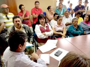 El gobernador Jorge Torres se reuni&oacute; con los comerciantes galapague&ntilde;os. Foto: Cortes&iacute;a Gobernaci&oacute;n de Gal&aacute;pagos.
