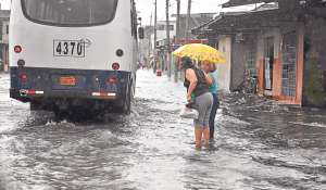 En los barrios donde viven miles de personas de escasos recursos, al noroeste de la ciudad, el alcantarillado colapsa con las lluvias. Foto: Karly Torres/El Tel&eacute;grafo