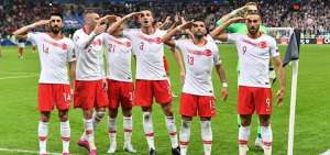 UEFA abre expediente tras Bulgaria-Inglaterra e investigar&aacute; gesto de Turqu&iacute;a