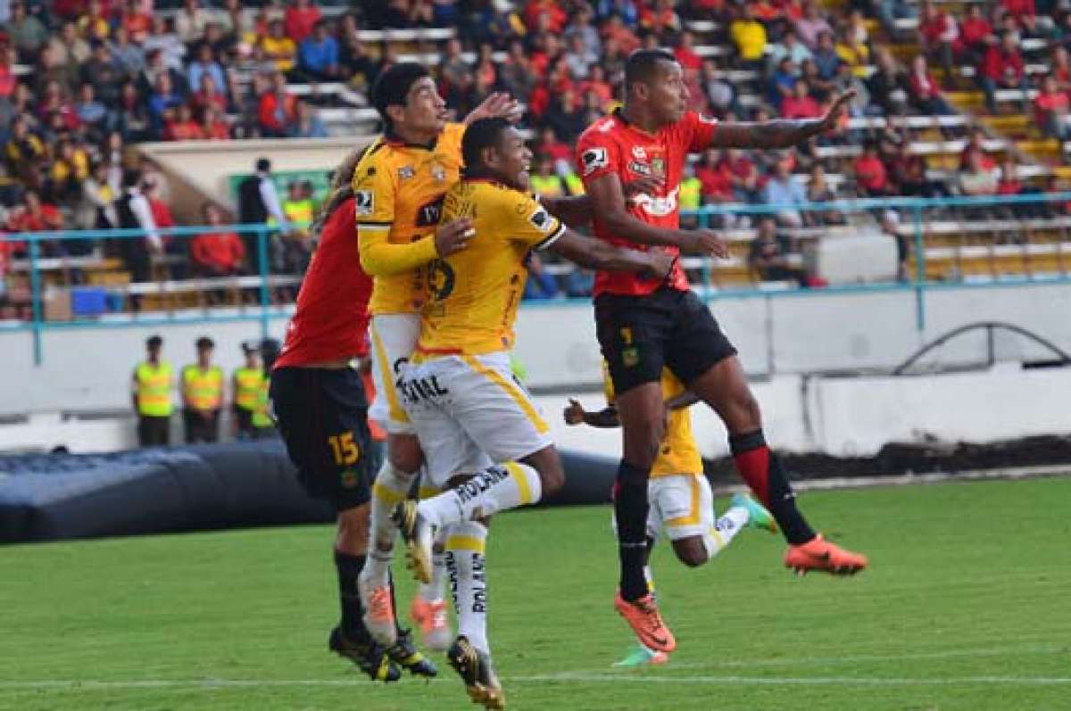 El defensa del Cuenca, Eduardo Morante (der.), salta para ganar en el juego a&eacute;reo a los jugadores de Barcelona, Luis Caicedo y Luis Checa.
