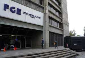 Una amenaza de bomba obligó a evacuar el edificio central de la Fiscalía en Quito. La alerta ocurre el mismo día que se instala la audiencia del caso Fernando Villavicencio.