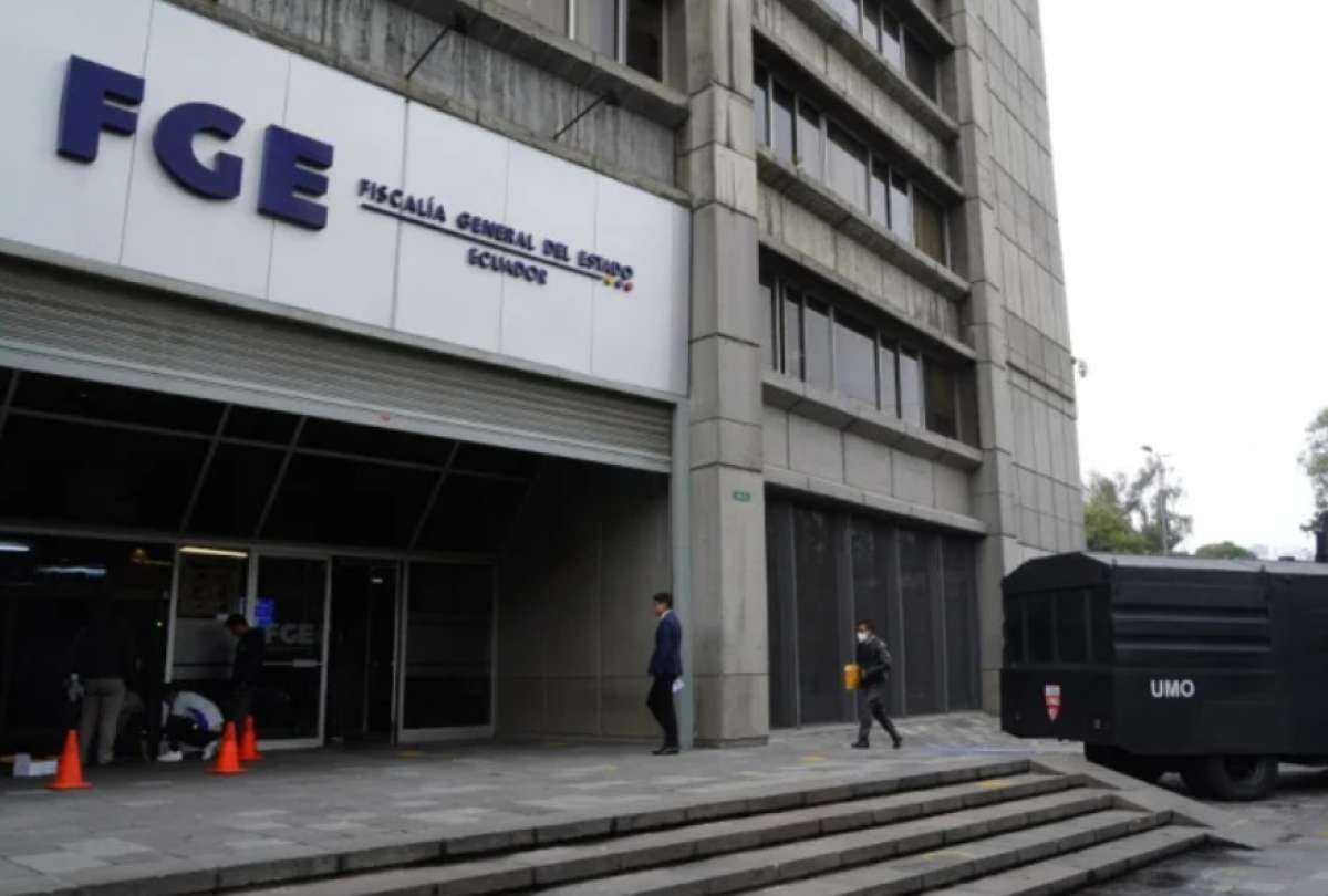 Una amenaza de bomba obligó a evacuar el edificio central de la Fiscalía en Quito. La alerta ocurre el mismo día que se instala la audiencia del caso Fernando Villavicencio.