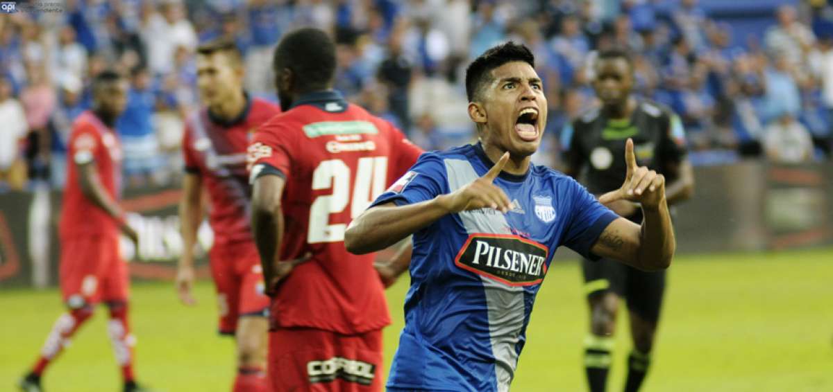 El artillero argentino Bruno Vides festeja el segundo tanto, que le dio la victoria a Emelec sobre El Nacional.