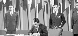 Camilo Ponce Enr&iacute;quez, exministro de RR.EE., firmando la Carta de la ONU en EE.UU. en junio de 1945. Cortes&iacute;a ONU/McCreary