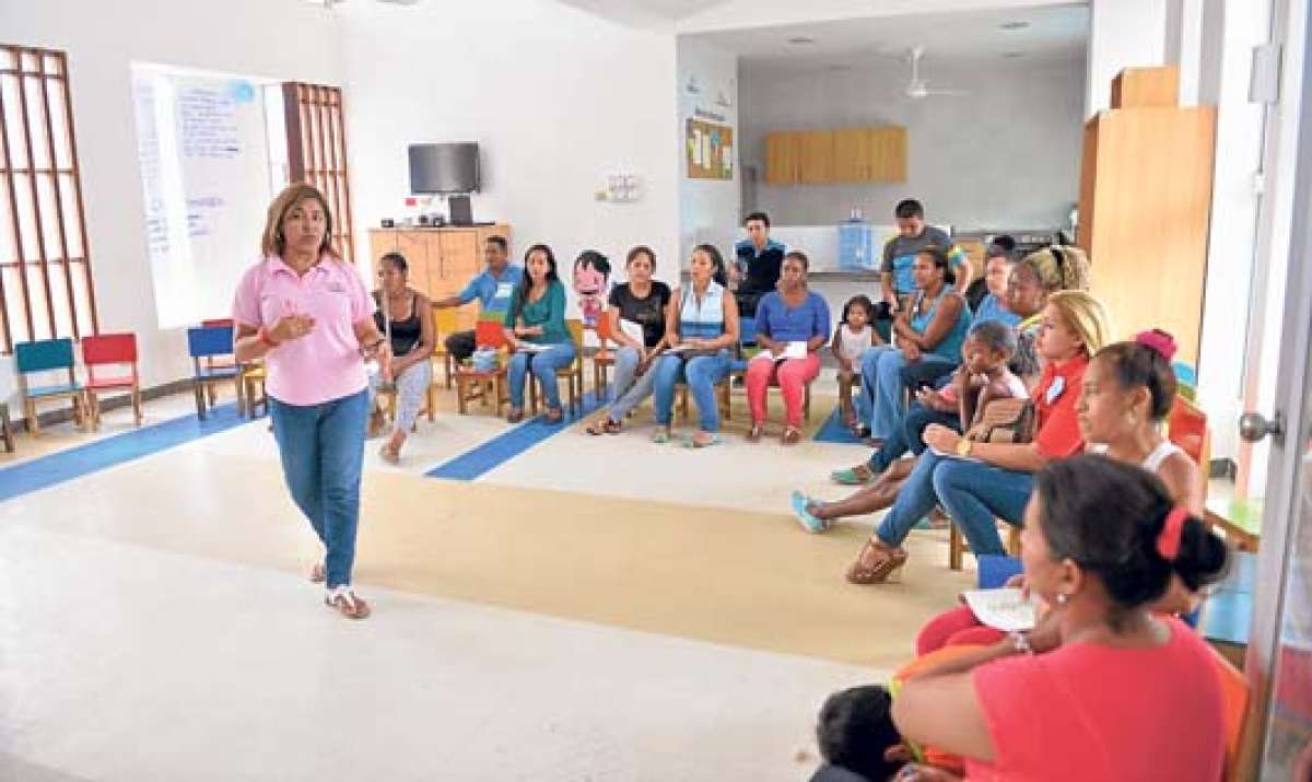 Los padres y madres del CIBV Colibr&iacute;, durante dos horas, participaron de la primera reuni&oacute;n de &lsquo;Escuelas de Familia&rsquo; en la que pautaron compromisos. Foto: Wlliam Orellana / El Tel&eacute;grafo.