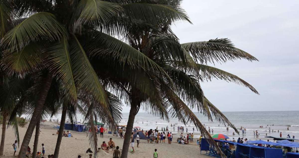 La playa de El Murci&eacute;lago es el principal punto de llegada de los turistas. Es el balneario m&aacute;s concurrido de Manab&iacute;.
