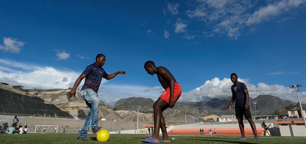 Futbolistas aficionados del Valle del Chota disfrutan de la cancha que se inaugur&oacute; en diciembre del a&ntilde;o pasado, en El Juncal, por parte del Ministerio del Deporte para fomentar la actividad f&iacute;sica.