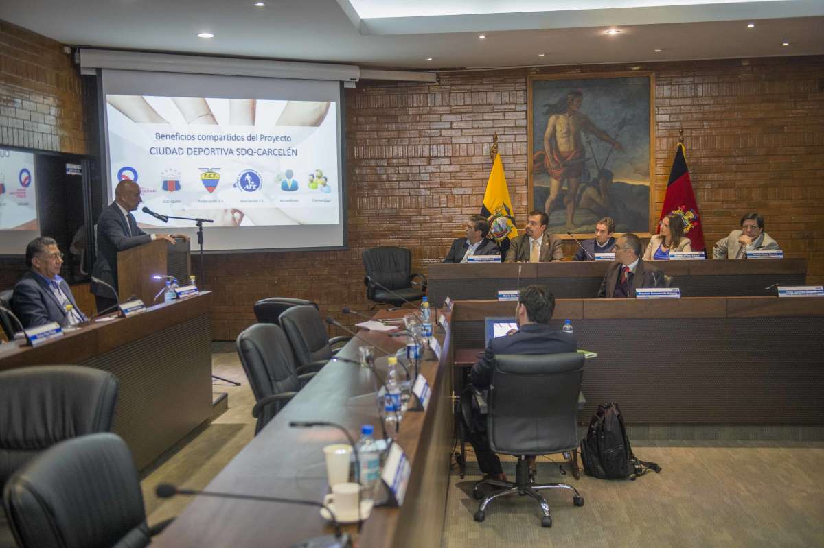 Santiago Ribadeneira presenta el proyecto "Ciudad Deportiva Carcel&eacute;n" ante el consejo municipal de la capital ecuatoriana. Foto: Fernando Sandoval/El Tel&eacute;grafo 