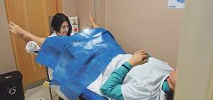 Los galenos resaltan la importancia de que las mujeres se realicen chequeos peri&oacute;dicos para detectar el virus a tiempo. Este ataca a las defensas, por eso es primordial llevar una dieta sana y hacer ejercicio para tenerlas m&aacute;s activas.