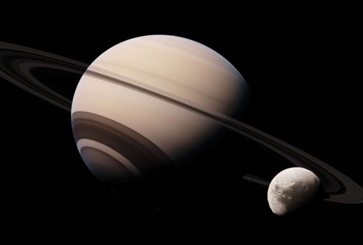 Una luna perdida puede explicar los anillos e inclinación de Saturno