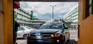 En la calle 18 de Septiembre, en el Hospital Carlos Andrade Mar&iacute;n, en el centro norte de Quito, hay tres estacionamientos. En cambio, en la parte posterior de ese centro de salud operan otros seis lugares para guardar veh&iacute;culos.