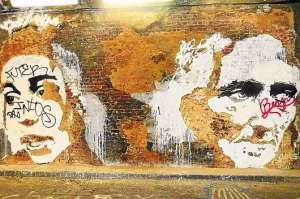 El artista Vhils aprovecha muros descuidados en callejones para hacer sus retratos, como este ubicado en el t&uacute;nel de la calle Leake, en Londres. Foto: Internet