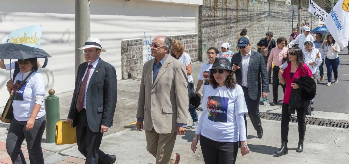 Jaime Breilh (terno beige y camisa azul) encabez&oacute; una caminata hasta la Corte Constitucional en Quito. Un centenar de personas acudi&oacute; al llamado.  