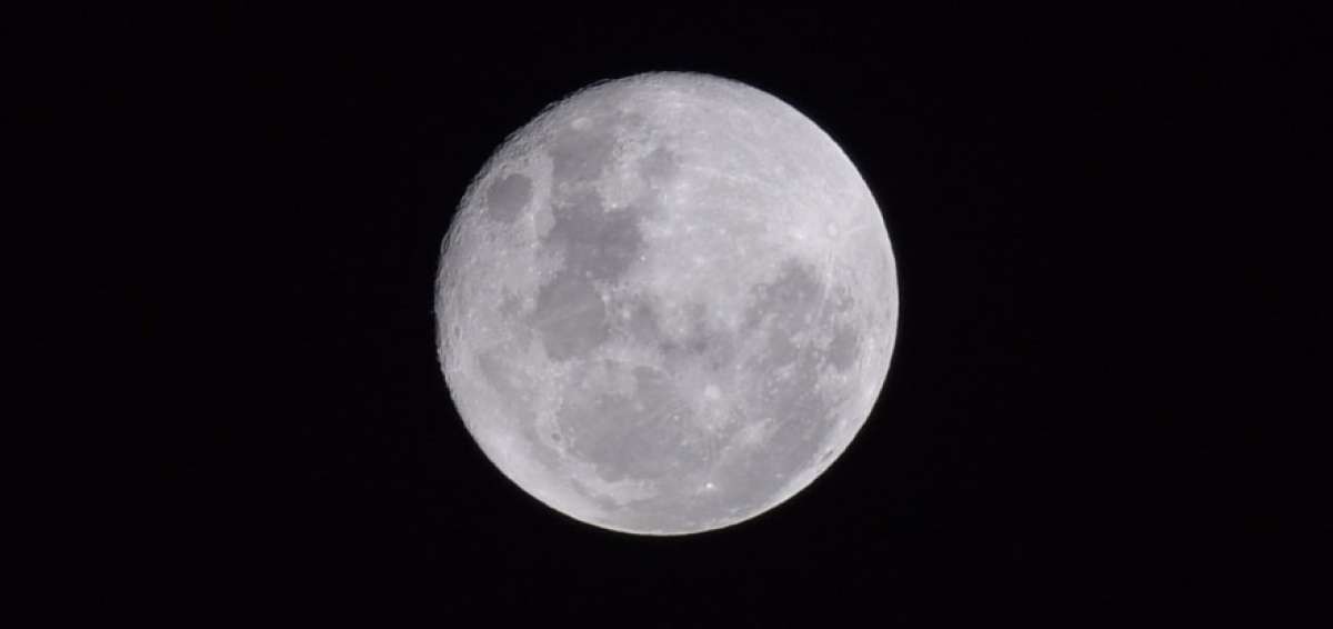 Un eclipse, la Luna de nieve y un cometa desfilar&aacute;n en el firmamento este viernes y s&aacute;bado