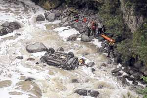 Las tareas de rescate de las v&iacute;ctimas y del automotor siniestrado duraron m&aacute;s de 3 horas. Foto: &Aacute;lvaro P&eacute;rez.