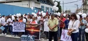  En Guayaquil, trabajadores recordaron a las v&iacute;ctimas del terremoto. 