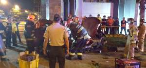 Personal del Cuerpo de Bomberos cort&oacute; la lata del veh&iacute;culo para sacar el cuerpo del conductor Pedro Prado.