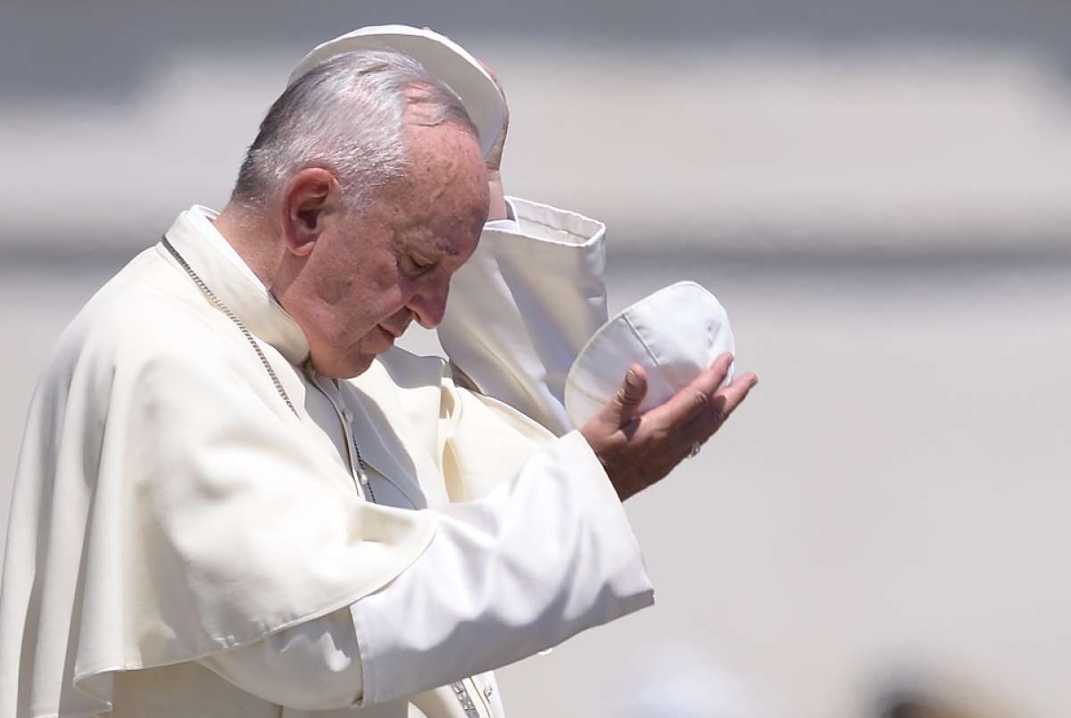 El Papa Francisco promulg&oacute; el mi&eacute;rcoles la orden para la creaci&oacute;n de un tribunal para juzgar a los obispos que encubran abusos a menores. Foto: AFP 