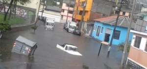 Un veh&iacute;culo qued&oacute; inundado, tras las lluvias de este lunes.