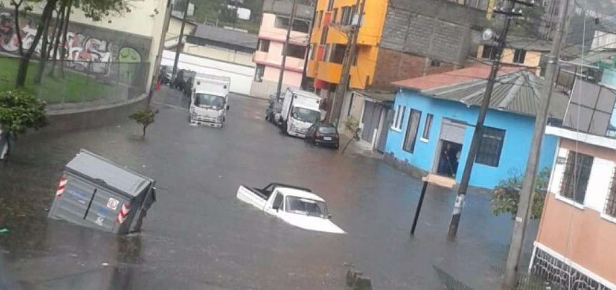 Un veh&iacute;culo qued&oacute; inundado, tras las lluvias de este lunes.