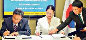 El viceministro de Peque&ntilde;as y Medianas Empresas de Corea, Sugyu Choi (izq.), firm&oacute; el memorando con la ministra de Industrias, Eva Garc&iacute;a. 
