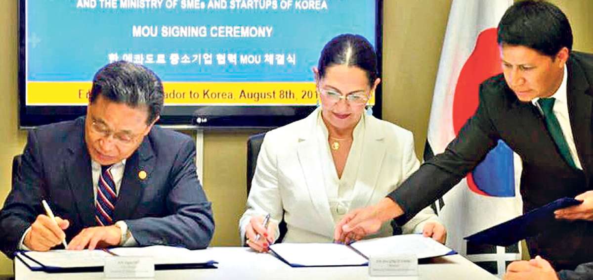 El viceministro de Peque&ntilde;as y Medianas Empresas de Corea, Sugyu Choi (izq.), firm&oacute; el memorando con la ministra de Industrias, Eva Garc&iacute;a. 
