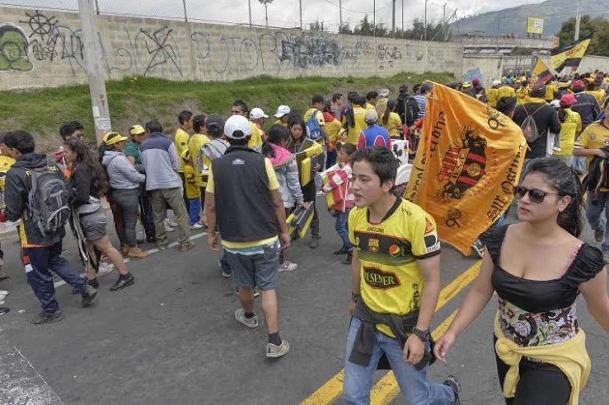 Cientos de hinchas de Barcelona y del Aucas se congregaron para apoyar a su equipo. Foto: Fernando Sandoval / EL TEL&Eacute;GRAFO