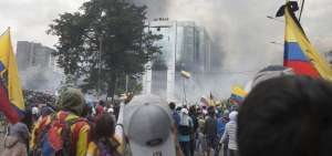 Un grupo de manifestantes logr&oacute; ingresar hasta la terraza del edificio de la Contralor&iacute;a General, en Quito.