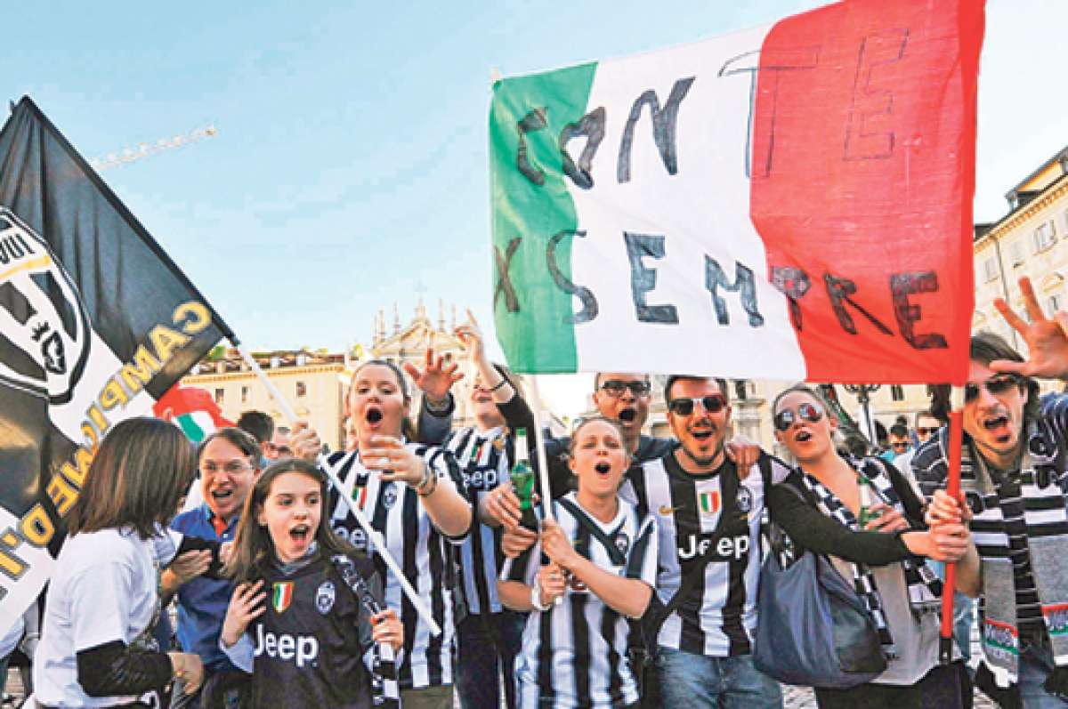Los hinchas del club oriundo de Tur&iacute;n salieron a festejar el t&iacute;tulo la tarde de ayer, en la Piazza San Carlos de esa ciudad. Foto: EFE.