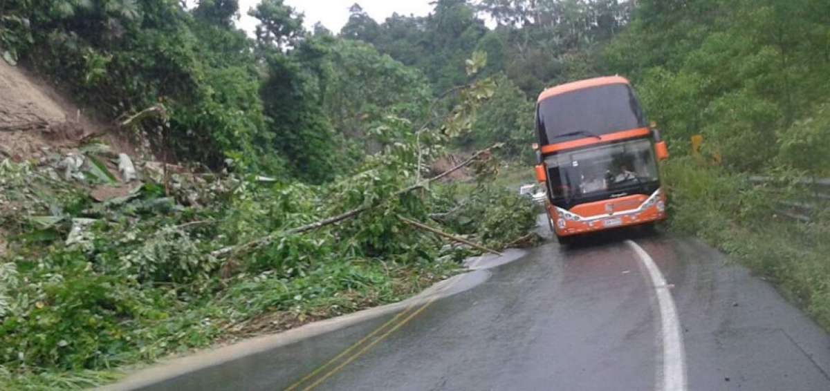 8 deslaves por lluvias en la carretera Esmeraldas-Quinind&eacute;