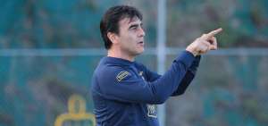 El argentino-boliviano Gustavo Quinteros, director t&eacute;cnico de la Selecci&oacute;n Ecuatoriana de F&uacute;tbol, durante uno de los &uacute;ltimos entrenamientos en Quito.