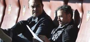Luis Enrique, t&eacute;cnico del FC Barcelona, junto a uno de sus asistentes ayer en el estadio Ciutat de Val&egrave;ncia.