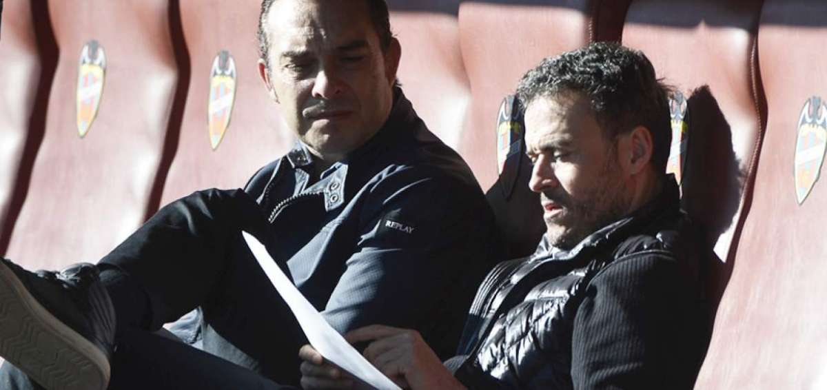 Luis Enrique, t&eacute;cnico del FC Barcelona, junto a uno de sus asistentes ayer en el estadio Ciutat de Val&egrave;ncia.