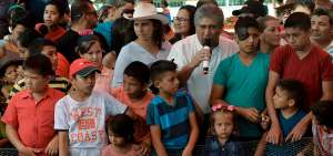 El precandidato para la Prefectura, Jaime Estrada, exalcalde de Manta (centro con micr&oacute;fono), en una de sus visitas en Rocafuerte cuando acudi&oacute; a una de las fiestas de los agricultores de la zona.