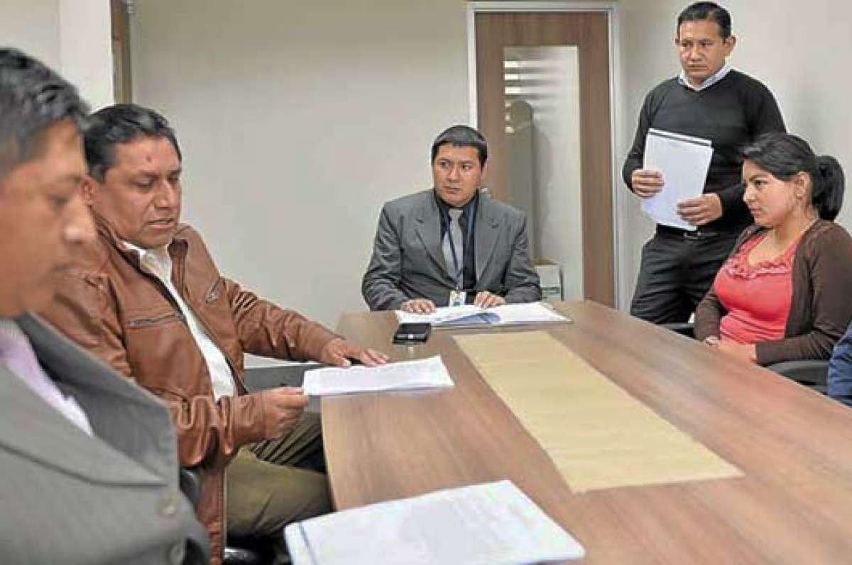 Las audiencias de intercesi&oacute;n se realizan a diario, en las oficinas de la Unidad Judicial de Pelileo. El mediador facilita durante toda la sesi&oacute;n, el di&aacute;logo sosegado y respetuoso de las partes. Foto: ROBERTO CHAVEZ |  El Tel&eacute;grafo