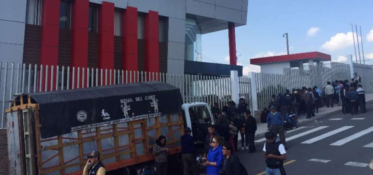 Familiares de los fallecidos en Sigchos esperan a las afueras de la Unidad Forense de Ambato