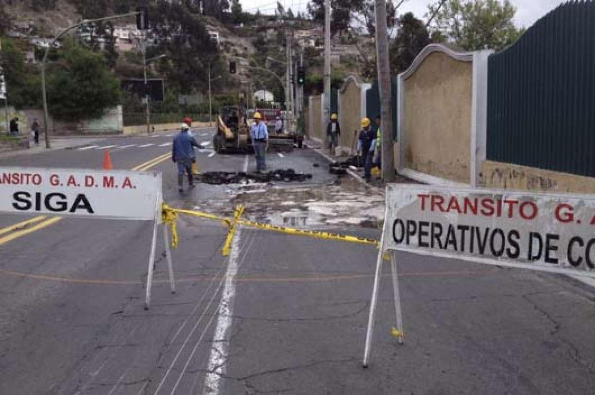 Antes de las 08:00 de ayer, personal de la Empresa Municipal de Agua Potable y Alcantarillado de Ambato (Emapa) trabajaba en la zona del incidente. Foto: Jos&eacute; Miguel Castillo.