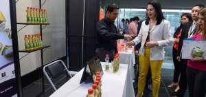 La ministra de Industrias y Productividad, Eva Garc&iacute;a, recorri&oacute; los estands de los emprendedores que expusieron sus productos.