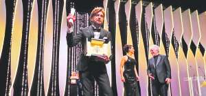 El cineasta Ruben Ostlund se alz&oacute; con el principal galard&oacute;n por su comedia negra. 