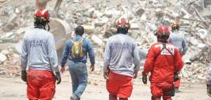 Rescatistas de Per&uacute;, durante labores de b&uacute;squeda en las zonas de emergencia. 