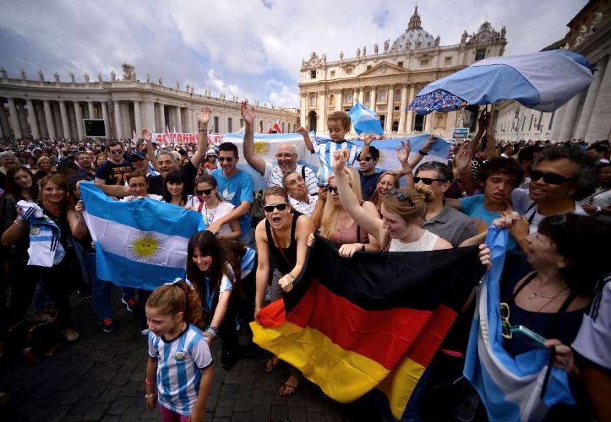 A las afueras del Vaticano tambi&eacute;n se vive el ambiente de la final Alemania vs. Argentina. Foto: AFP