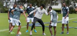 &rarr;El portero &Eacute;rick Viveros (centro), de Liga de Quito, se divierte con sus compa&ntilde;eros antes del entrenamiento del club en su complejo de Pomasqui.