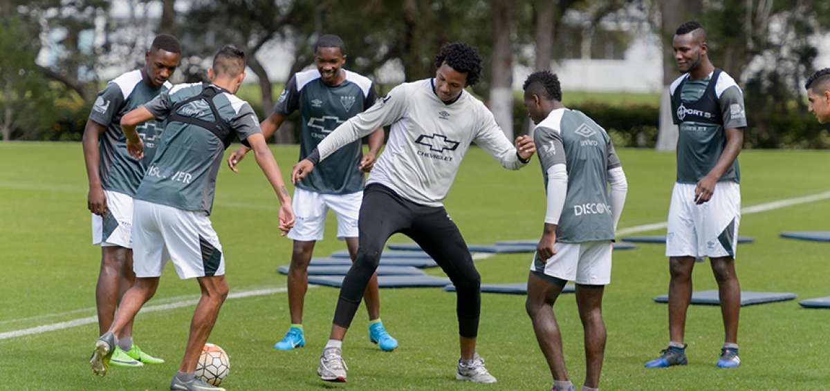 &rarr;El portero &Eacute;rick Viveros (centro), de Liga de Quito, se divierte con sus compa&ntilde;eros antes del entrenamiento del club en su complejo de Pomasqui.