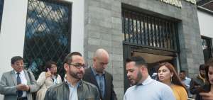 A nombre de los venezolanos, Eduardo Febres Cordero (derecha) present&oacute; en la Canciller&iacute;a un documento en el que pide se revean las medidas adoptadas.