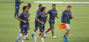 El preparador f&iacute;sico de Independiente del Valle, &Aacute;lex Acosta (der.) dirige a los futbolistas durante una pr&aacute;ctica en el complejo del club en Sangolqu&iacute;.
