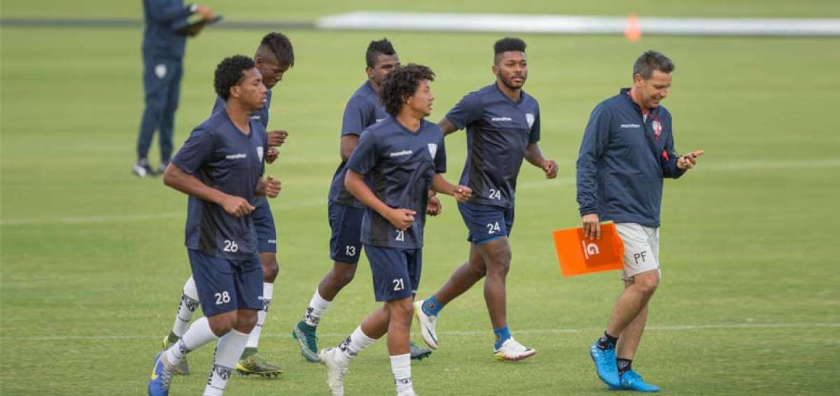 El preparador f&iacute;sico de Independiente del Valle, &Aacute;lex Acosta (der.) dirige a los futbolistas durante una pr&aacute;ctica en el complejo del club en Sangolqu&iacute;.
