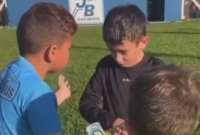 Niño consuela a su rival tras vencerlo en un partido de fútbol